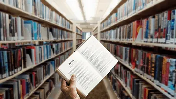 Libro en biblioteca universitaria