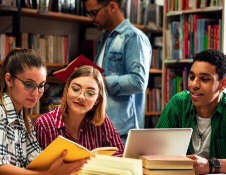 Estudiantes y profesores en investigación universitaria
