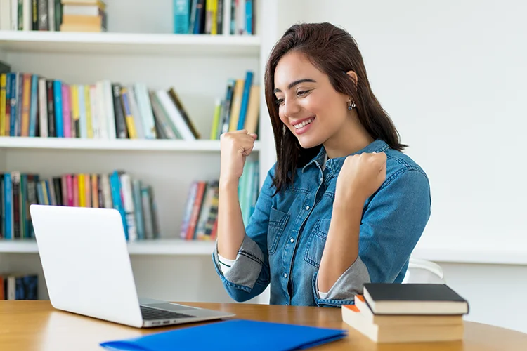 Estudiante universitaria solicitando crédito